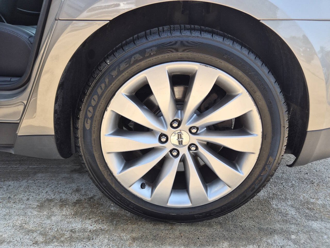 Used 2015 Lincoln MKS w/ Equipment Group 101A FWD image 25