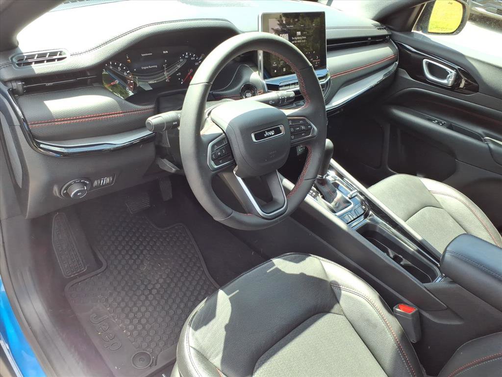 Used 2025 Jeep Compass Trailhawk AWD/4WD image 3
