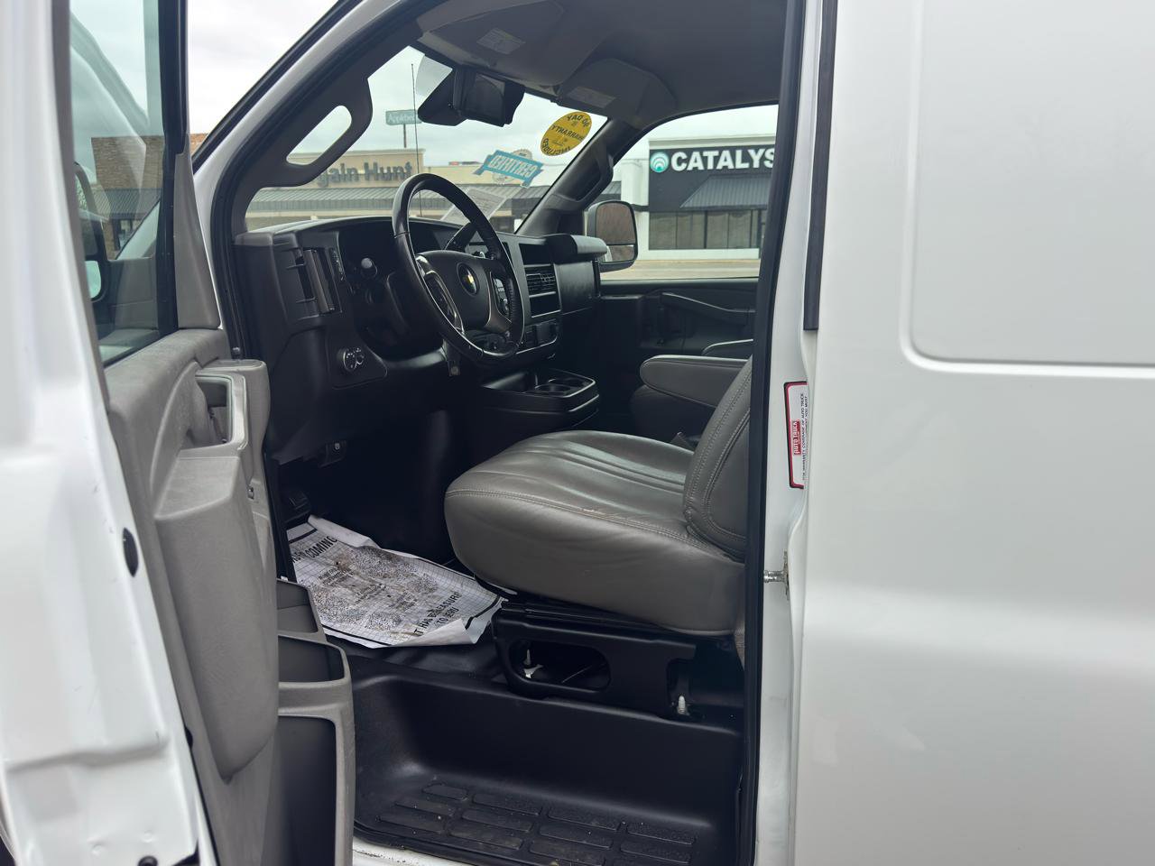 Used 2019 Chevrolet Express 3500 w/ Driver Convenience Package RWD image 12