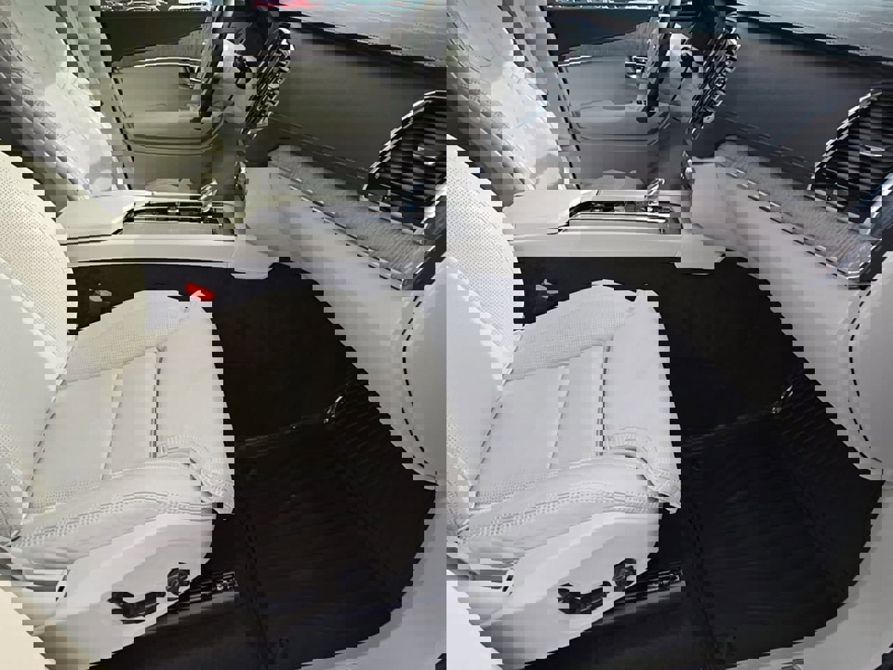 Used 2025 Volvo XC90 B6 Ultra w/ Protection Package Premier image 41