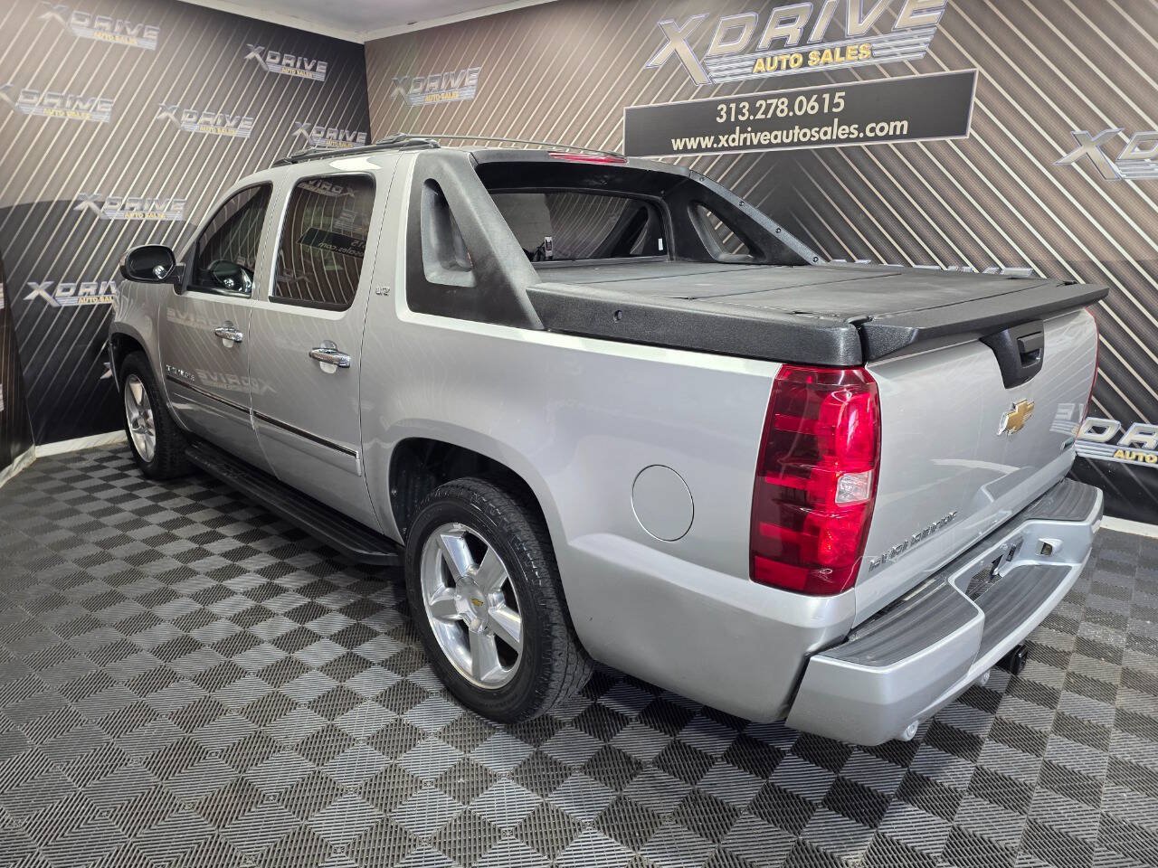 Used 2011 Chevrolet Avalanche LTZ RWD image 8