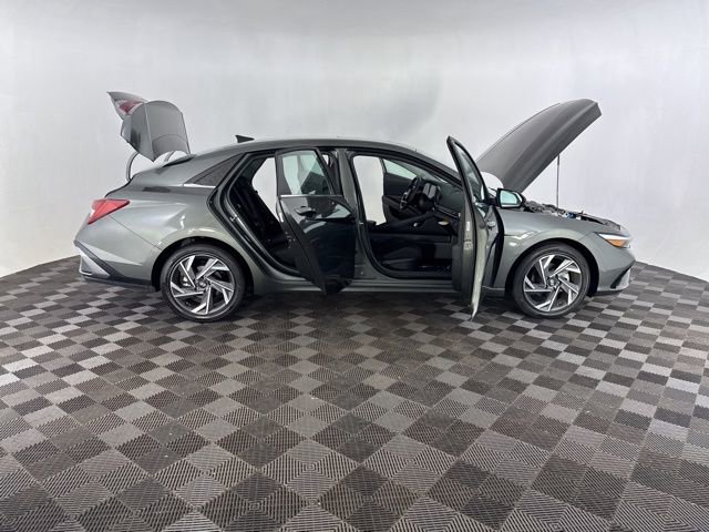 Certified 2025 Hyundai Elantra SEL image 17