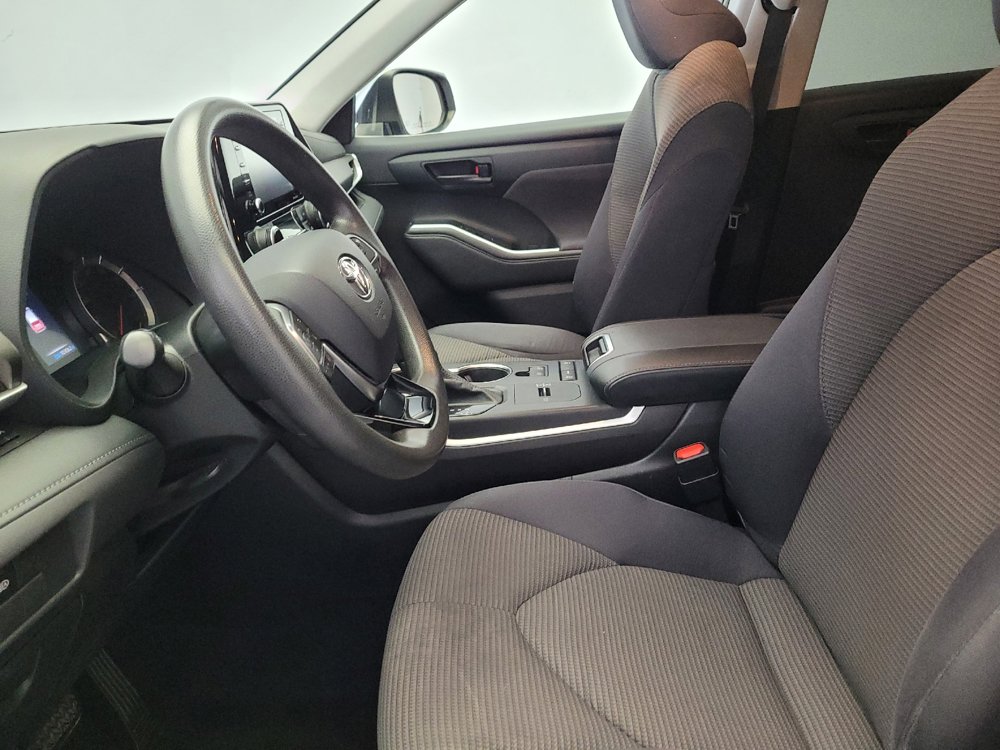 Used 2021 Toyota Highlander L FWD image 17