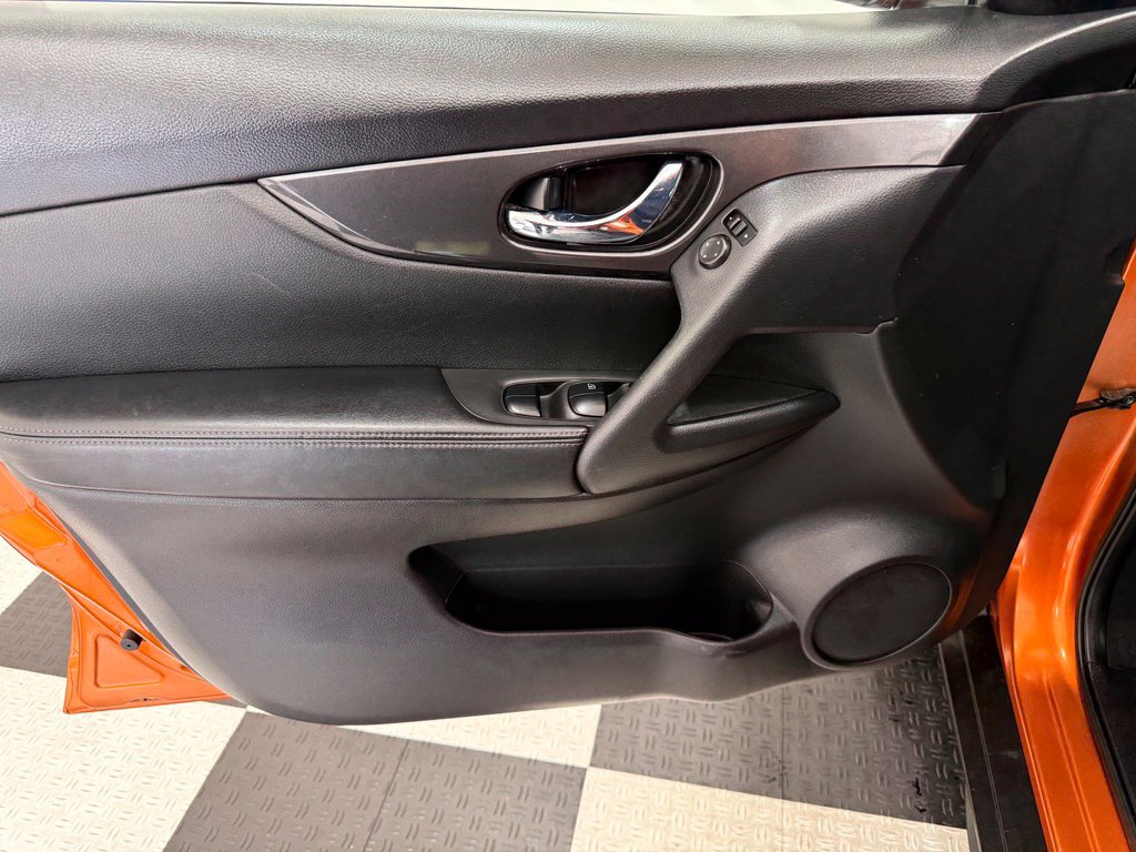Used 2020 Nissan Rogue SV FWD image 15