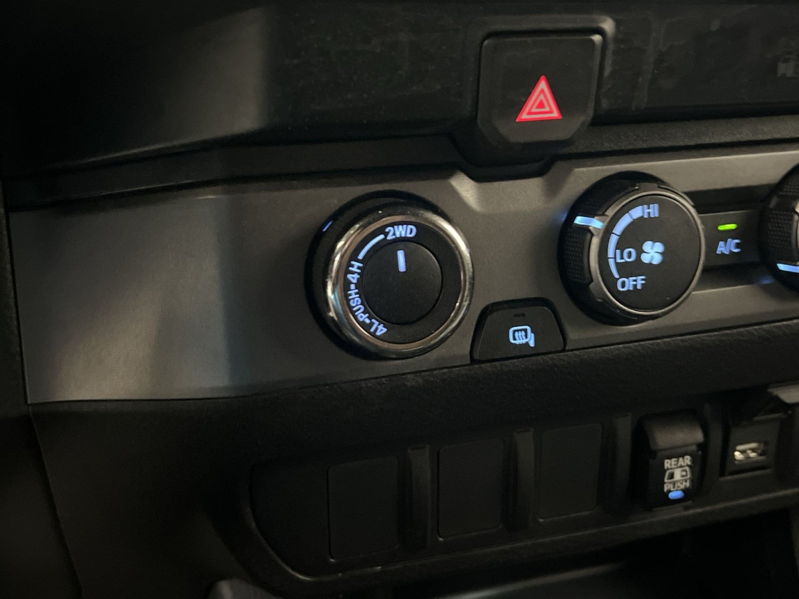 Used 2020 Toyota Tacoma TRD Sport AWD/4WD image 34