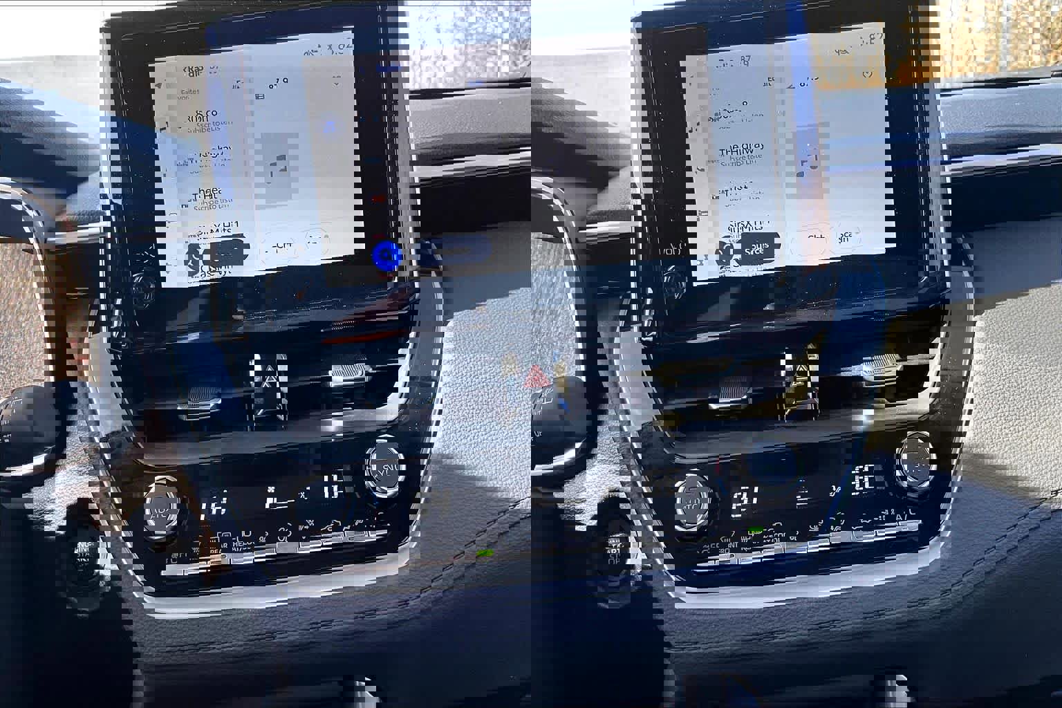 Used 2025 Toyota Corolla Cross XLE w/ Convenience Package image 36