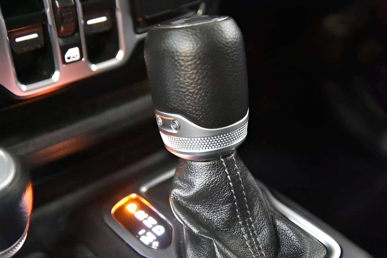 Used 2025 Jeep Wrangler Unlimited Sahara AWD/4WD image 32
