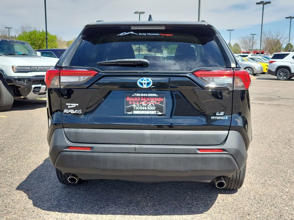 Used 2021 Toyota RAV4 LE image 4