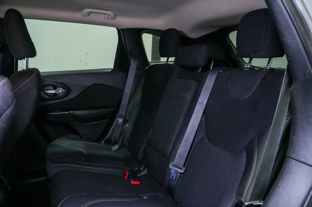 Used 2016 Jeep Cherokee Latitude FWD image 19