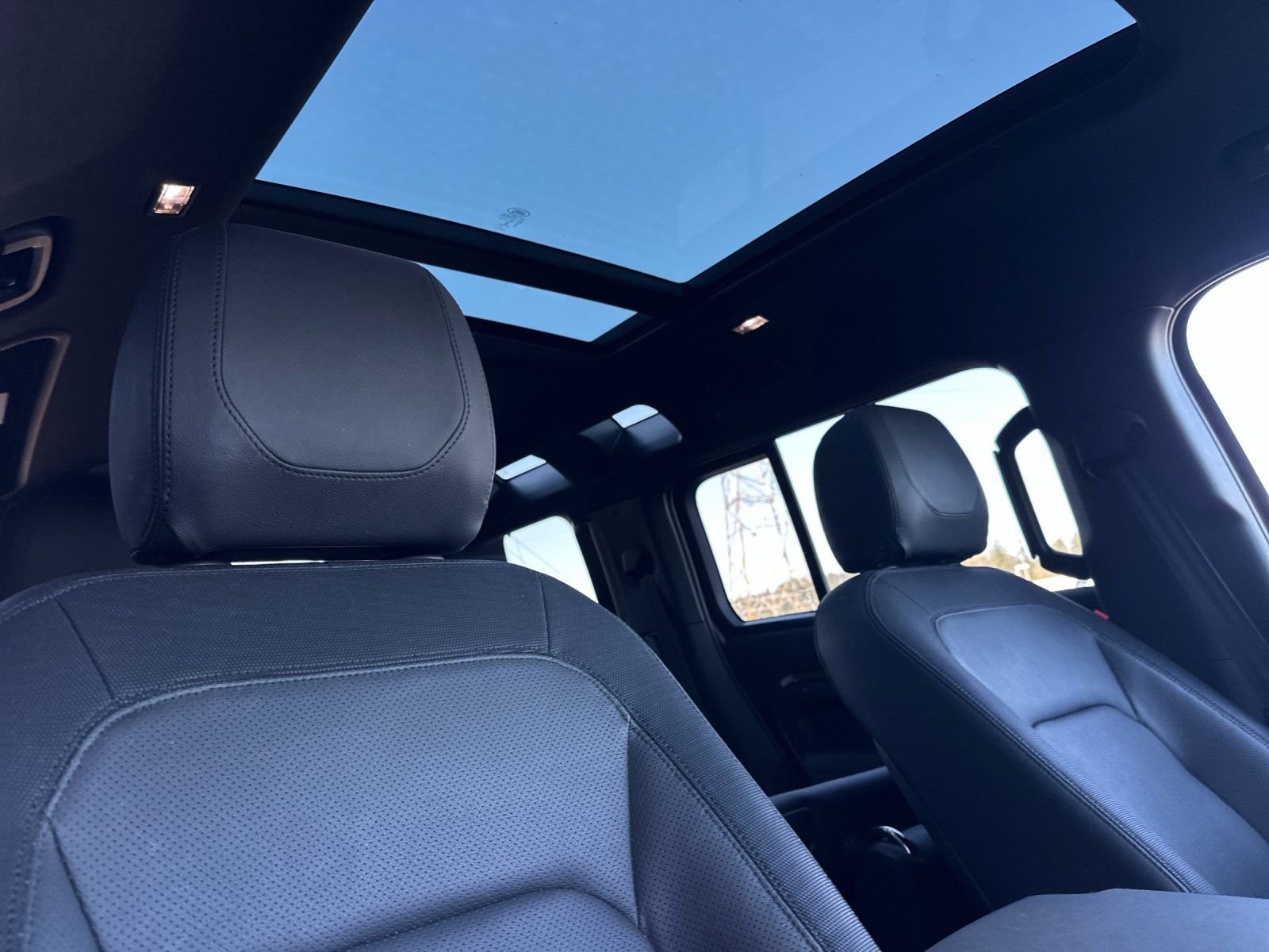 Used 2023 Land Rover Defender 110 X-Dynamic SE image 16