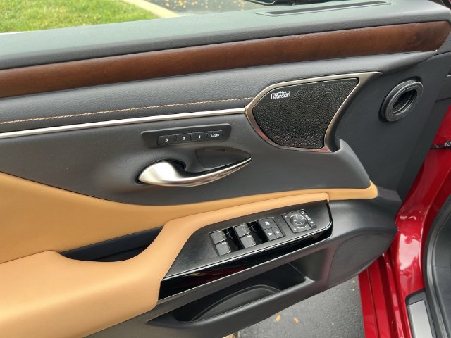 Certified 2025 Lexus ES 300h w/ Luxury Package FWD image 11
