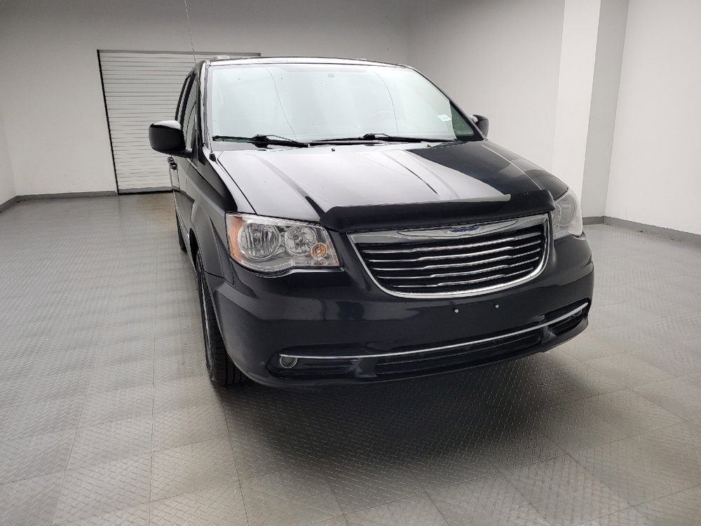 Used 2016 Chrysler Town & Country Touring FWD image 14