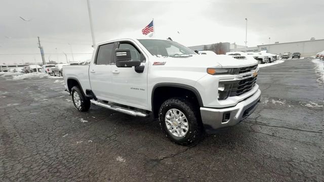 Used 2024 Chevrolet Silverado 2500 LT AWD/4WD image 2