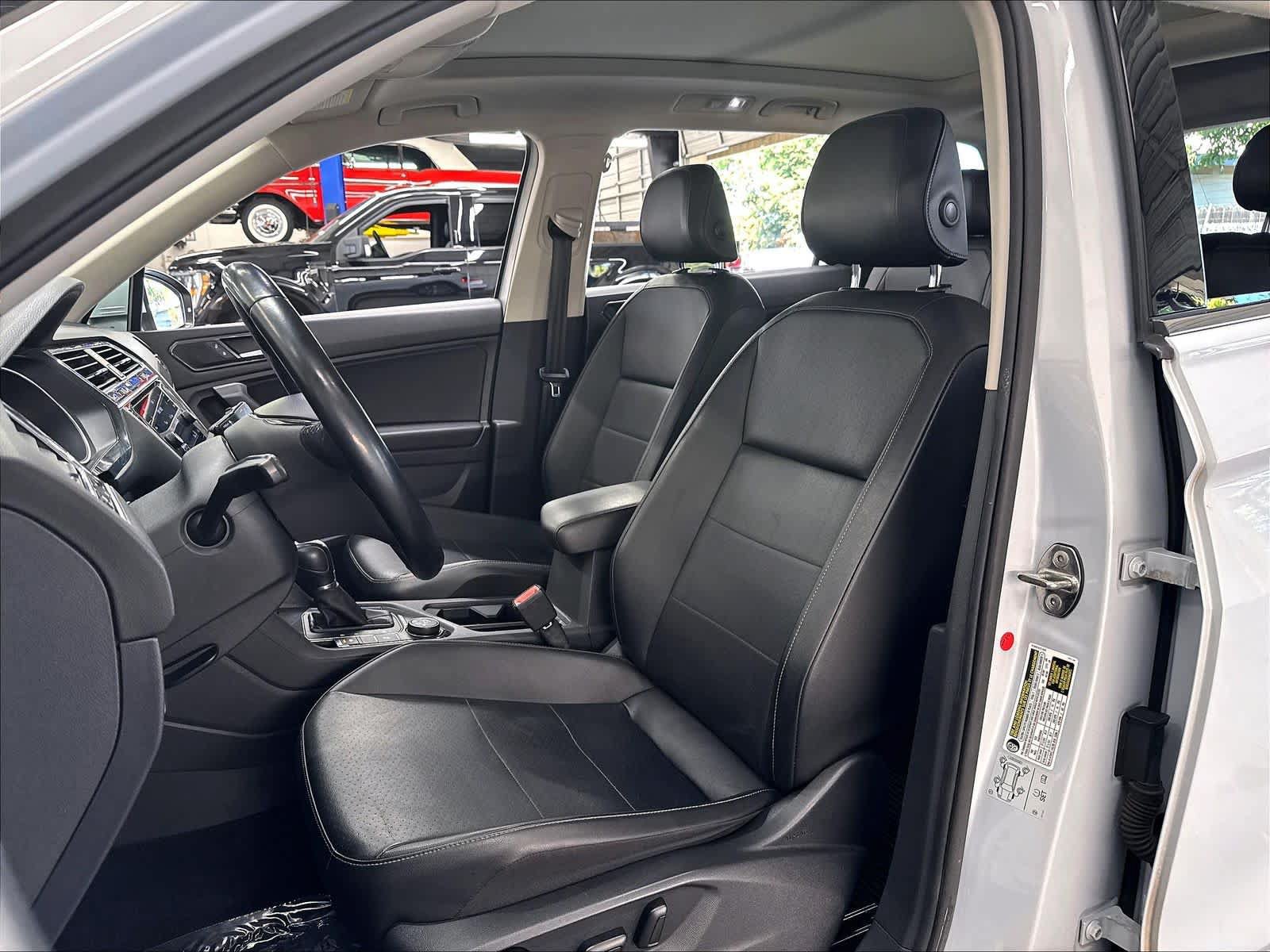 Used 2018 Volkswagen Tiguan SE AWD/4WD image 24