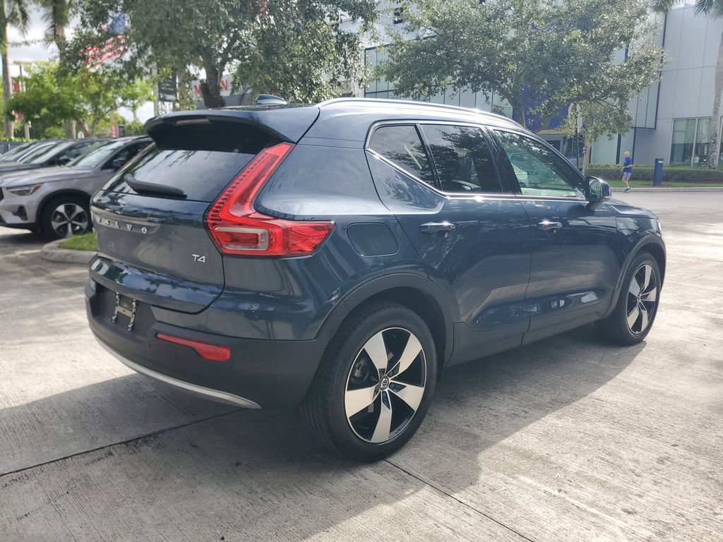 Certified 2022 Volvo XC40 T4 Momentum w/ Premium Package FWD image 6