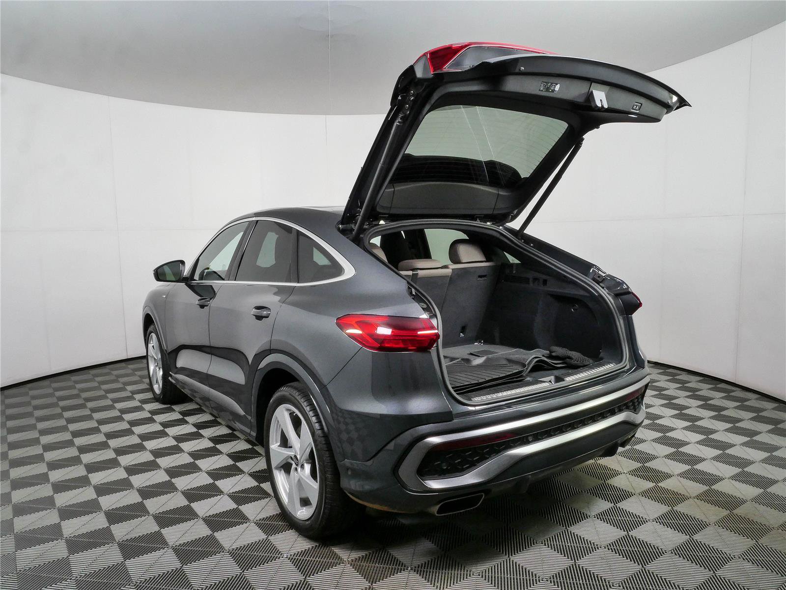 Used 2025 Audi Q5 Prestige w/ 20" Wheel Package AWD/4WD image 33