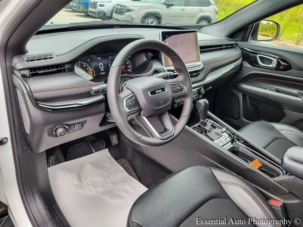 Used 2025 Jeep Compass Trailhawk AWD/4WD image 9