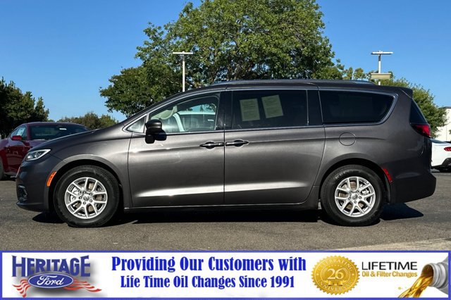 Used 2021 Chrysler Pacifica Touring-L FWD image 7