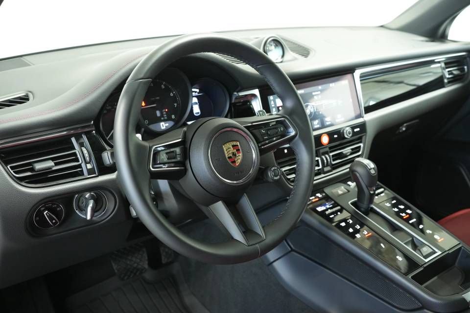 Certified 2025 Porsche Macan AWD/4WD image 4
