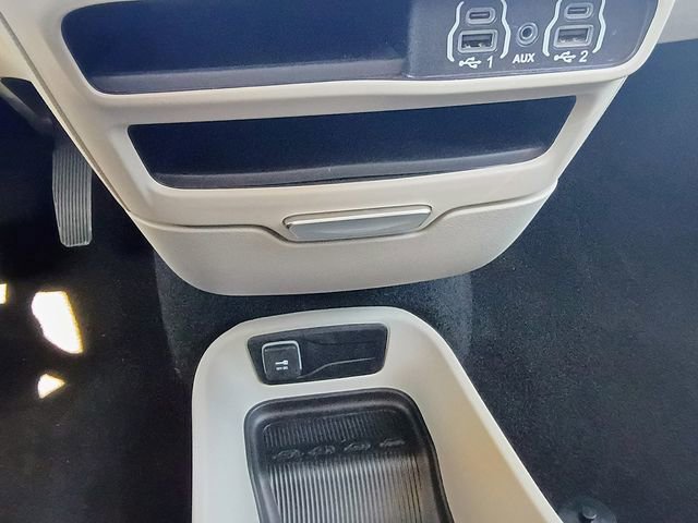 Used 2023 Chrysler Pacifica Touring-L image 31