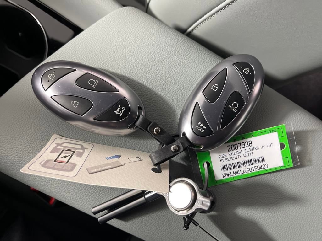 New 2025 Hyundai Elantra Limited image 26