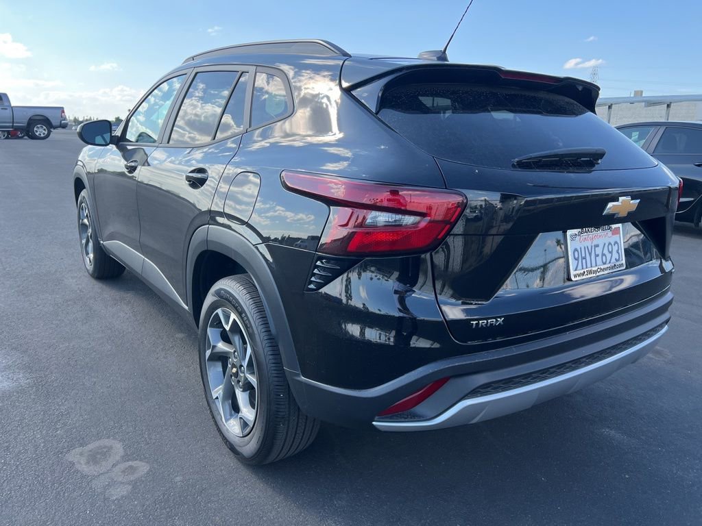 Used 2024 Chevrolet Trax LT w/ LT Convenience Package image 7