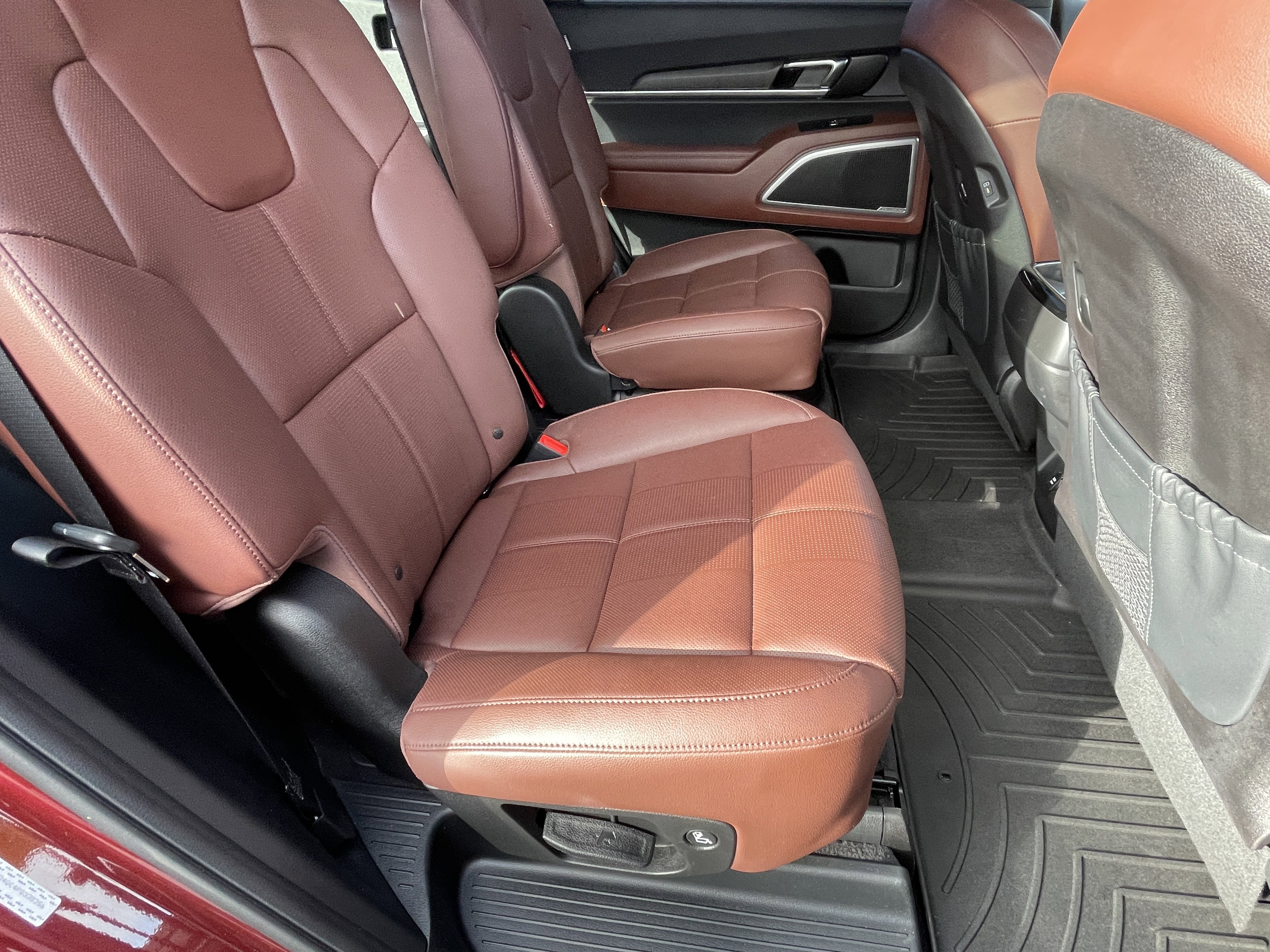 Used 2023 Kia Telluride EX w/ EX Captain's Chair Package image 15