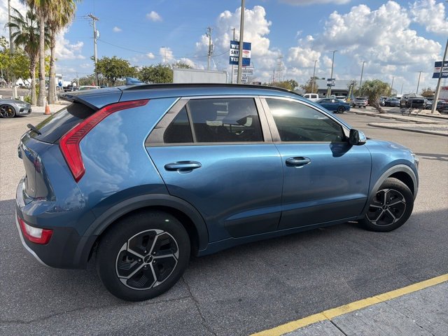 Used 2023 Kia Niro EX image 3