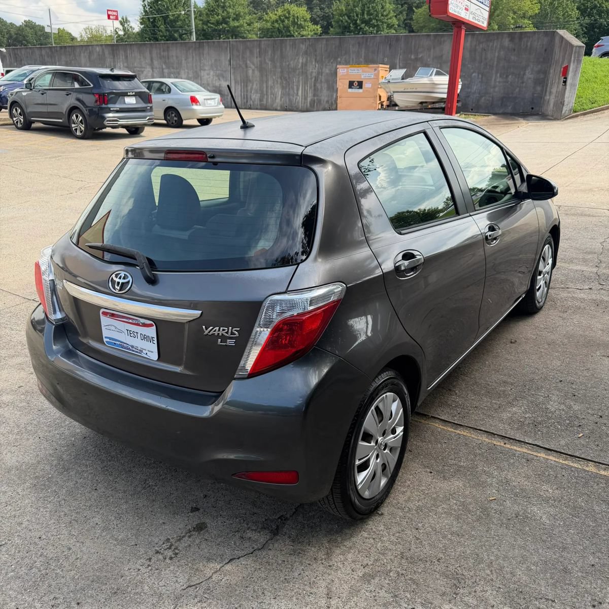Used 2013 Toyota Yaris LE FWD image 4