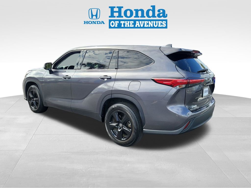 Used 2021 Toyota Highlander LE image 3