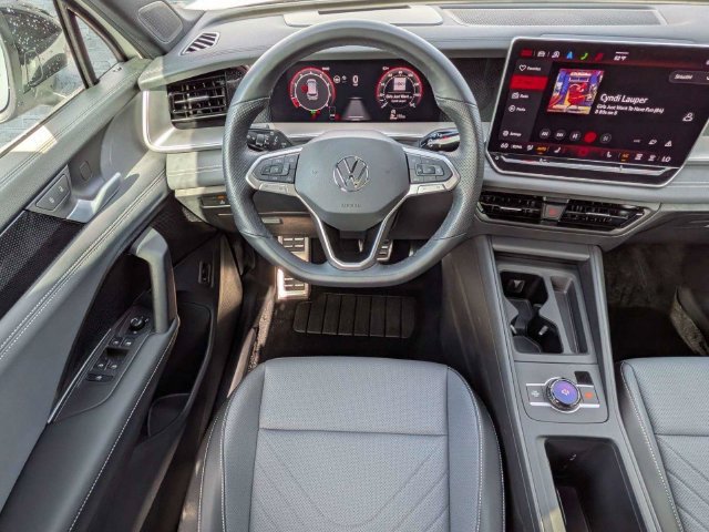 Certified 2025 Volkswagen Tiguan SE R-Line FWD image 16