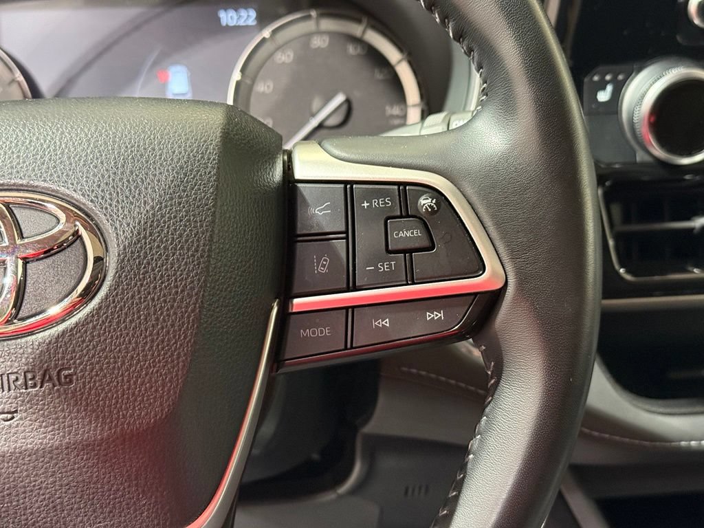 Used 2022 Toyota Highlander XLE AWD/4WD image 27