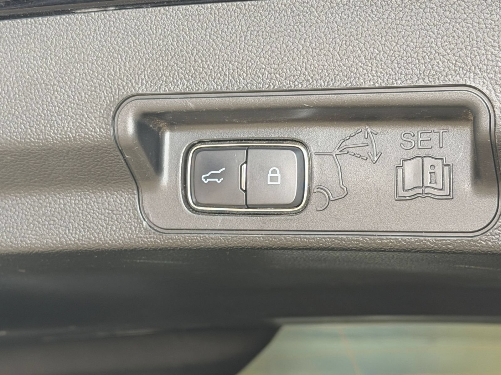 Used 2024 Ford Explorer XLT w/ Equipment Group 202A RWD image 23