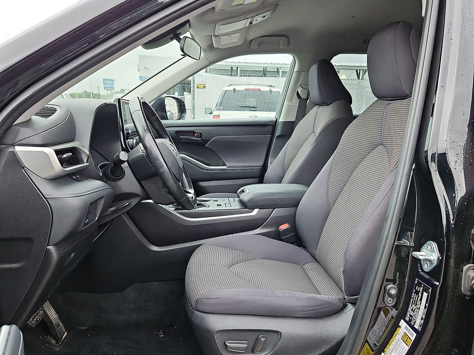 Used 2021 Toyota Highlander LE AWD/4WD image 24