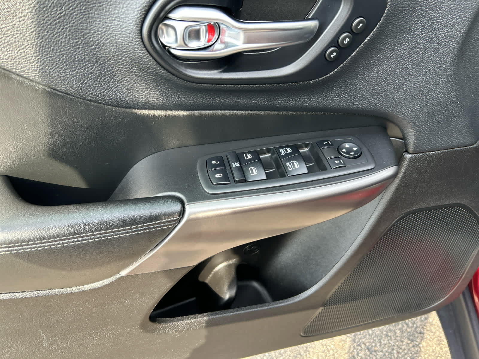 Used 2019 Jeep Cherokee Limited AWD/4WD image 10