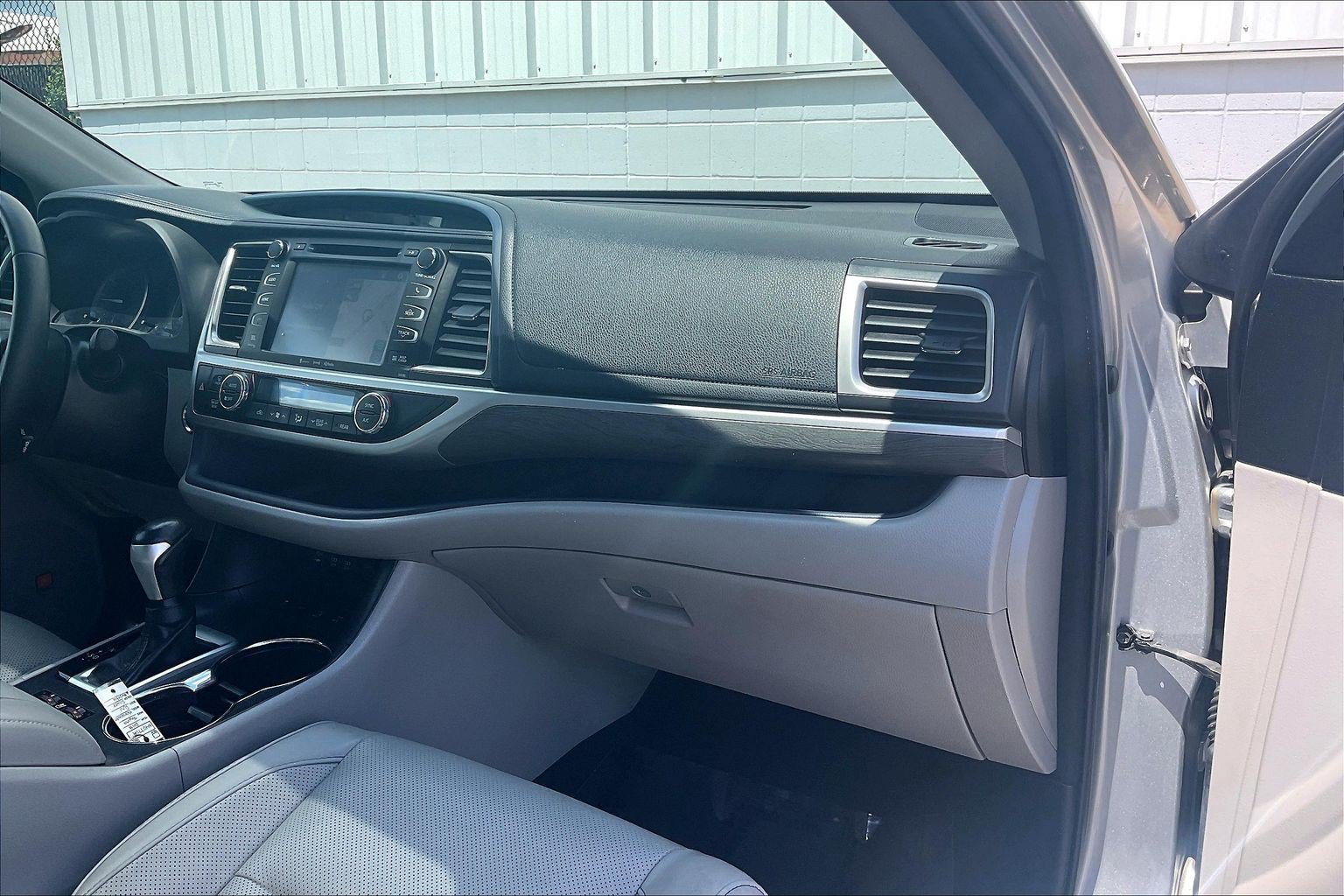 Used 2018 Toyota Highlander Limited AWD/4WD image 21