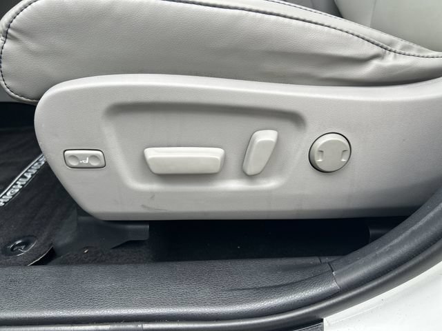 Used 2019 Toyota Highlander XLE FWD image 12