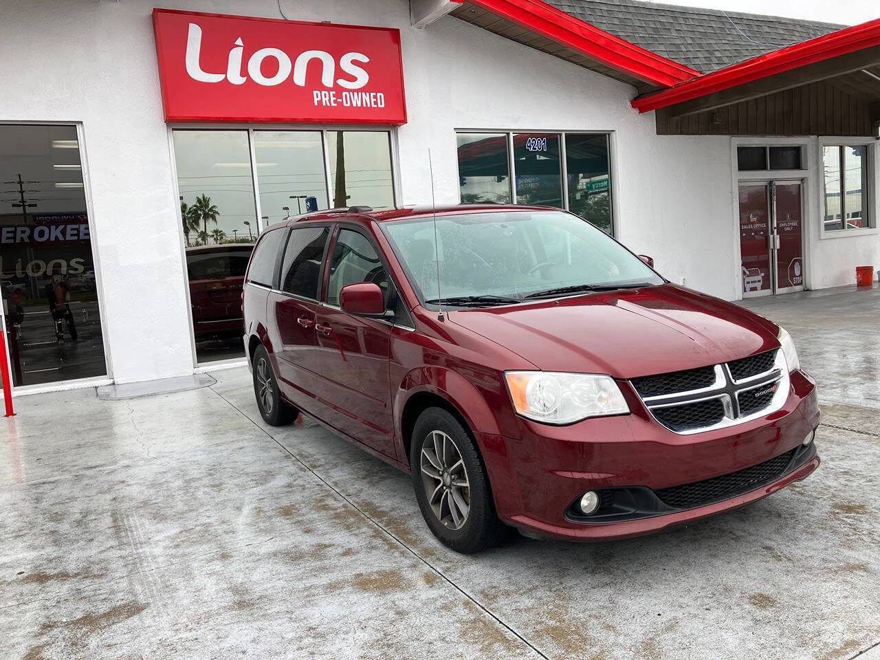 Used 2017 Dodge Grand Caravan SXT image 2