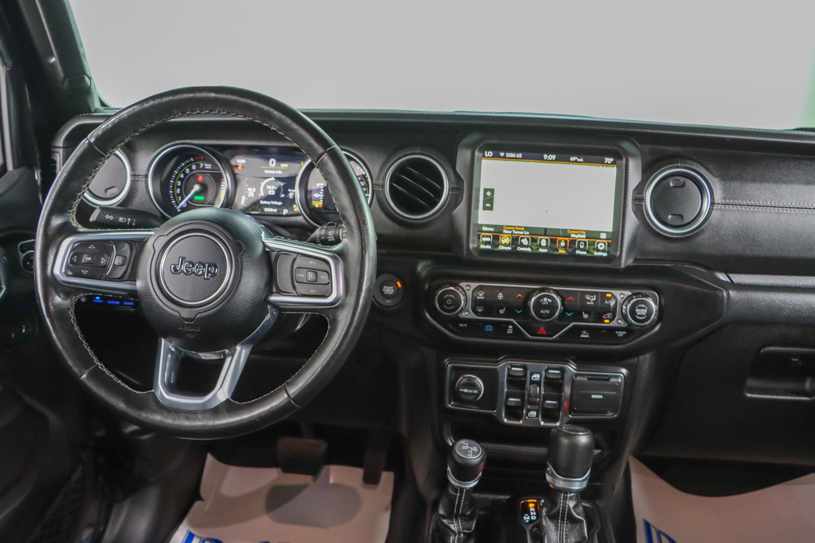 Used 2023 Jeep Wrangler Unlimited Sahara w/ Cold Weather Group AWD/4WD image 19