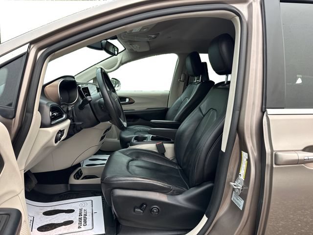 Used 2017 Chrysler Pacifica Touring-L Plus w/ Tire & Wheel Group FWD image 10