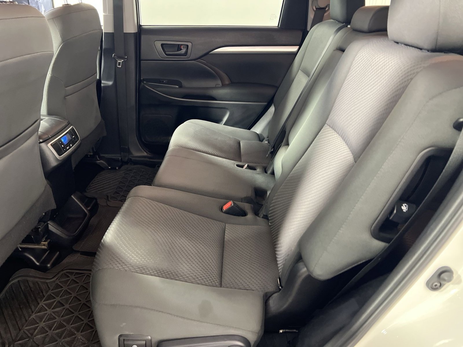 Used 2019 Toyota Highlander LE image 25