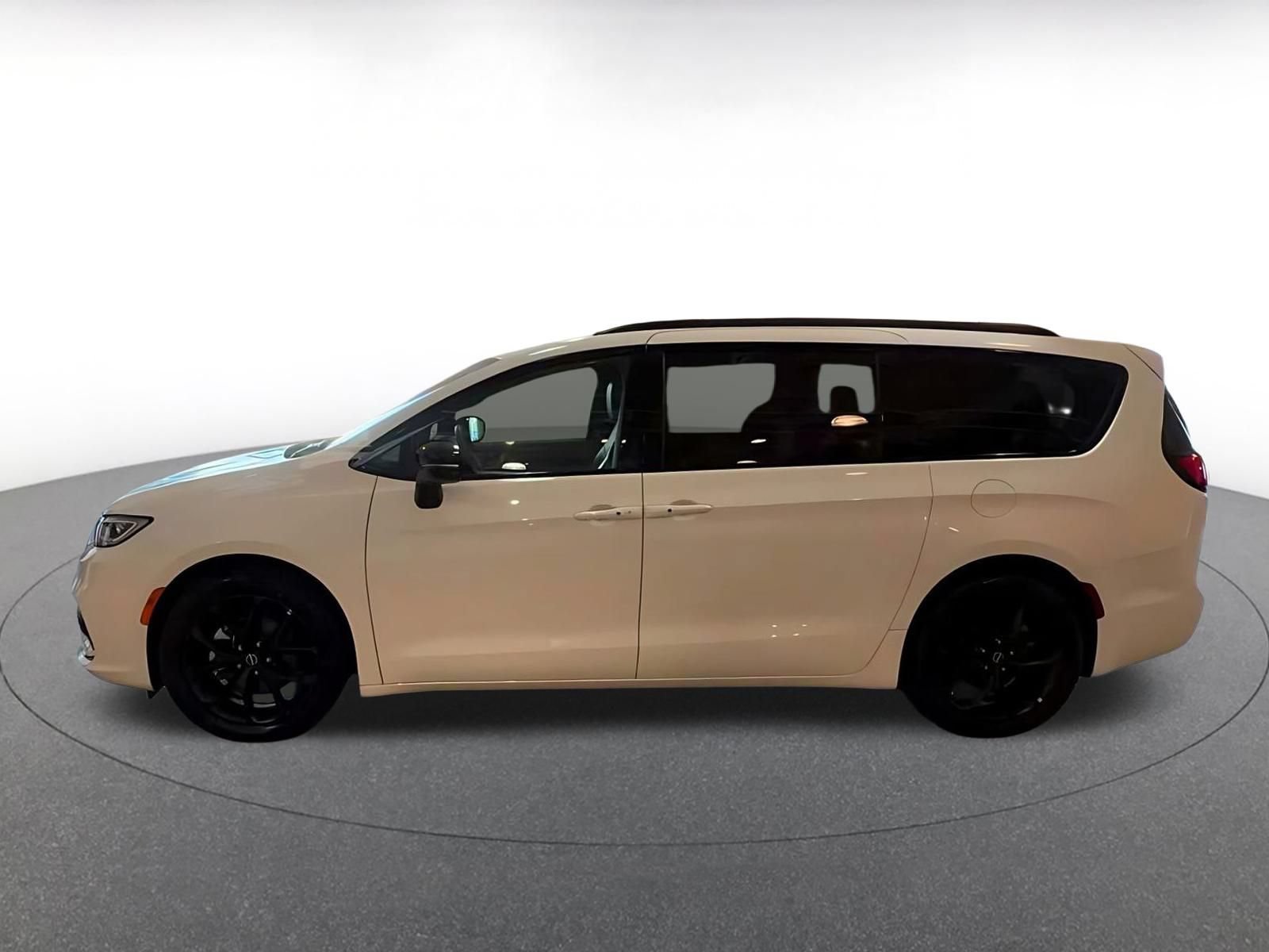 Used 2025 Chrysler Pacifica Limited FWD image 8
