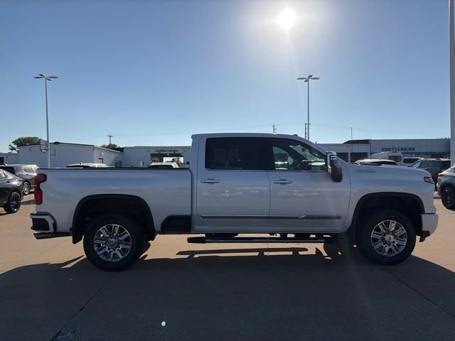 Used 2024 Chevrolet Silverado 2500 High Country w/ High Country Premium Package AWD/4WD image 3