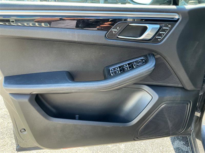 Used 2015 Porsche Macan S image 18