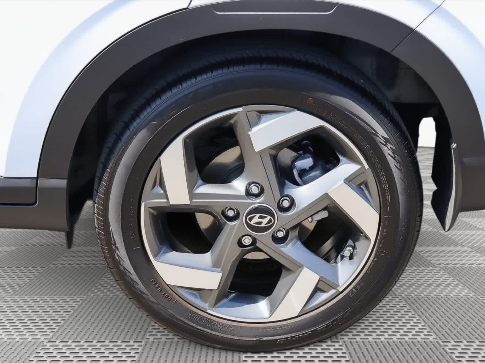 Used 2024 Hyundai Venue SEL FWD image 13