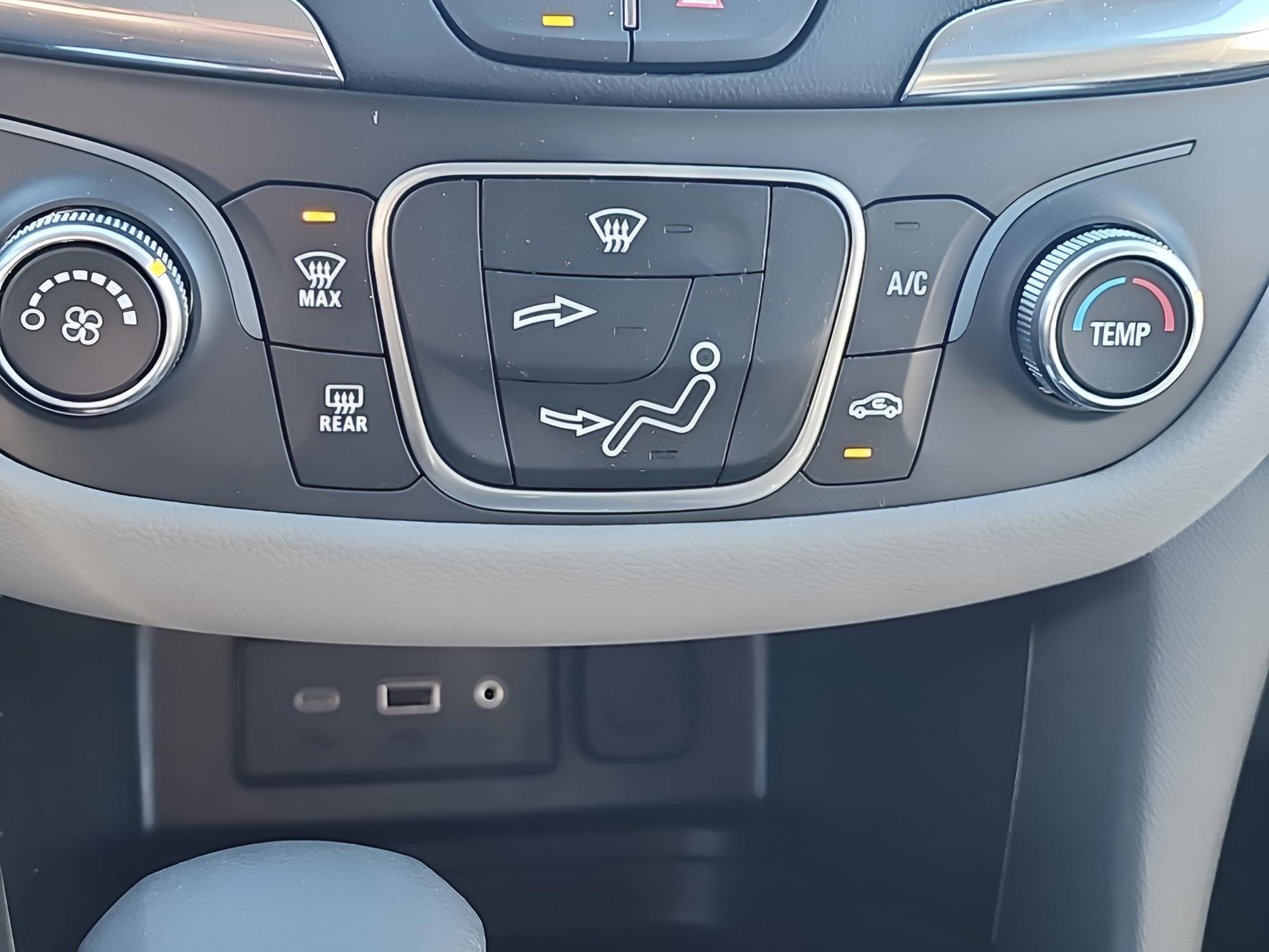 Used 2022 Chevrolet Equinox LS w/ LS Convenience Package image 16