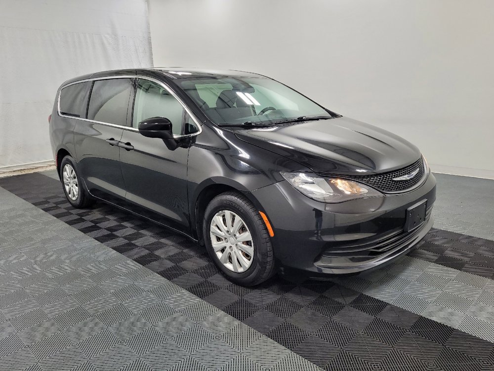 Used 2020 Chrysler Voyager L FWD image 11