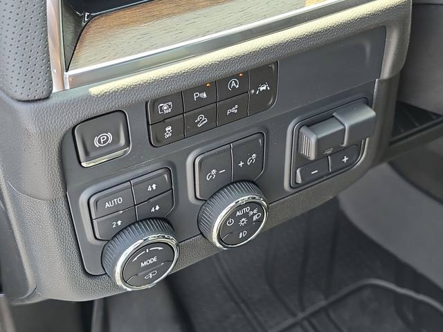 New 2025 Chevrolet Suburban High Country AWD/4WD image 18