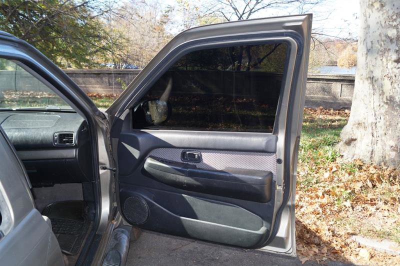 Used 2003 Nissan Pathfinder SE image 23