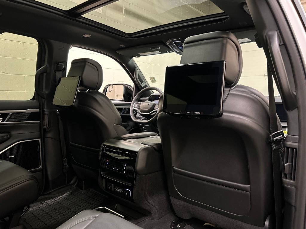 Used 2025 Jeep Wagoneer Series III w/ Premium Group I AWD/4WD image 29